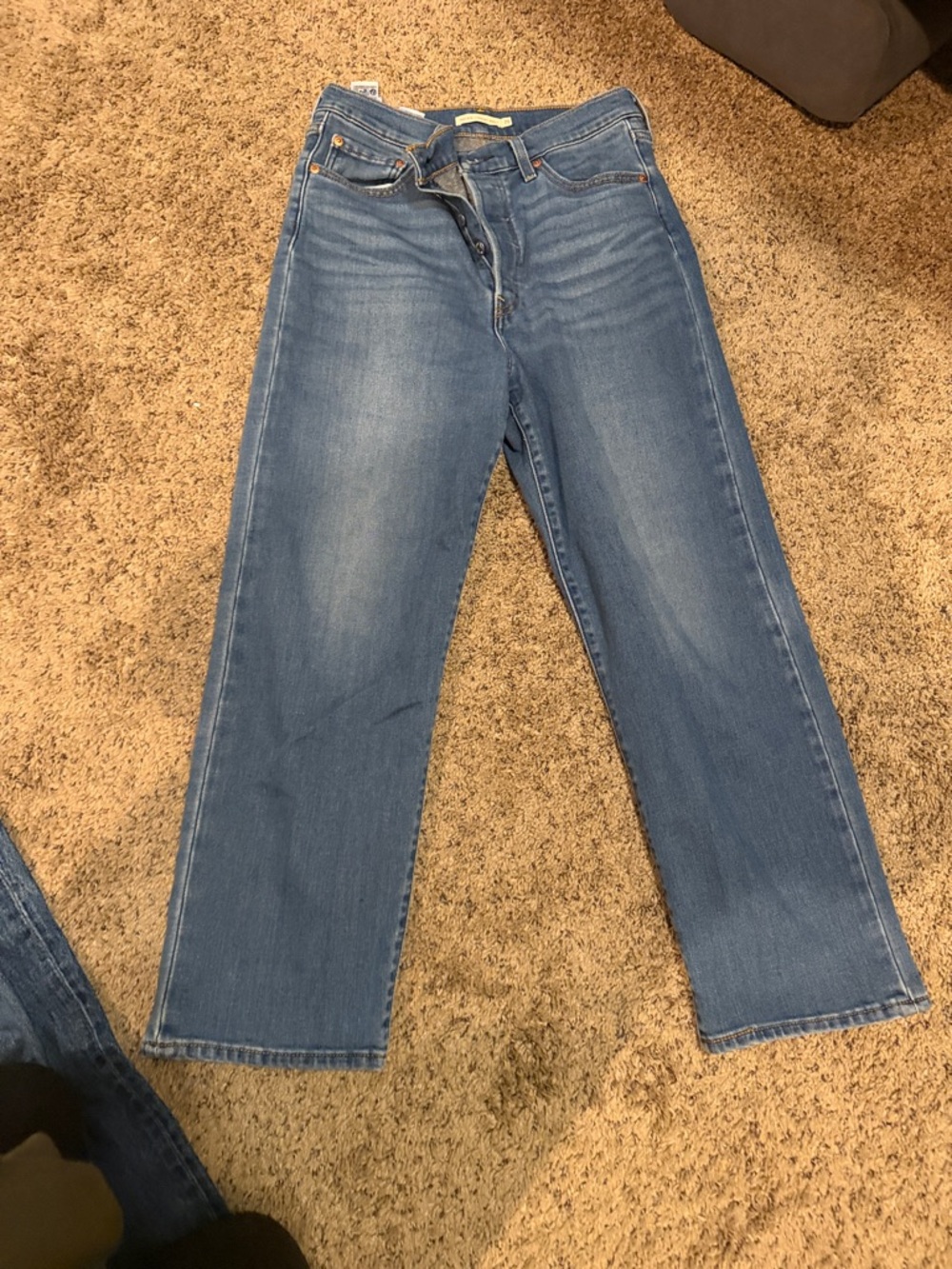 Levi's Women's Ribcage Straight Ankle Jeans in Medium Blue Wash